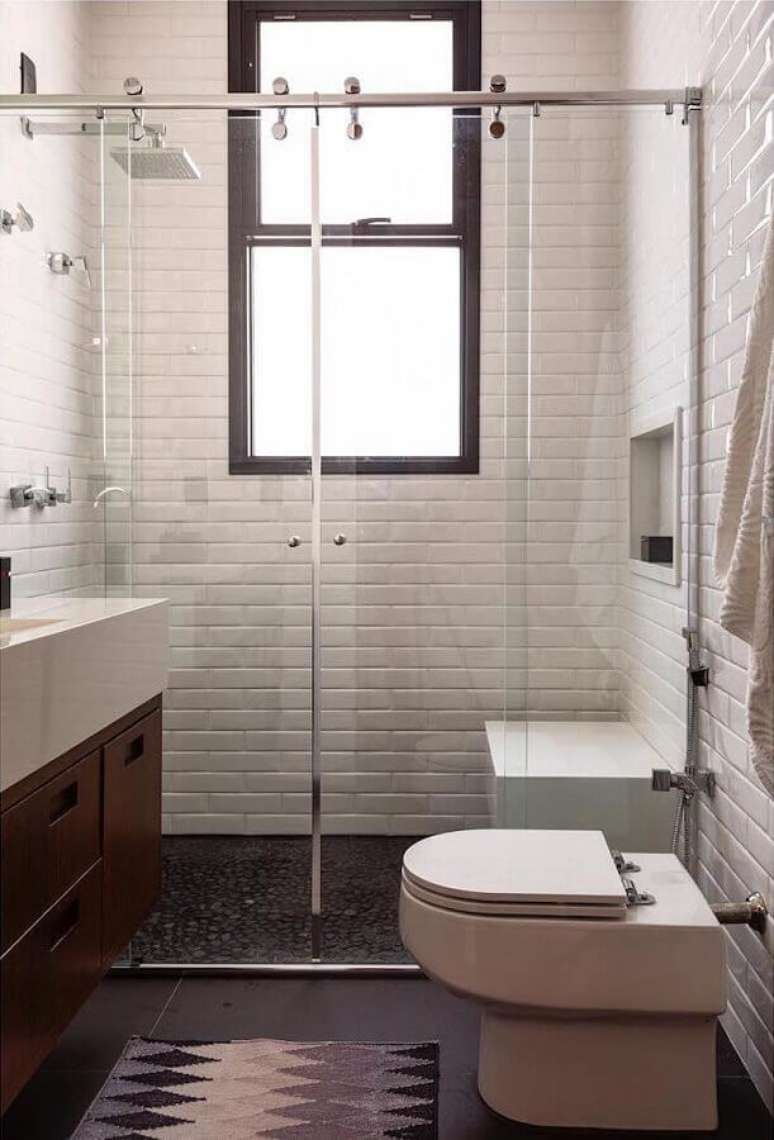 19. Azulejo branco para decoração de banheiro simples com piso preto – Foto: Andrea Murao