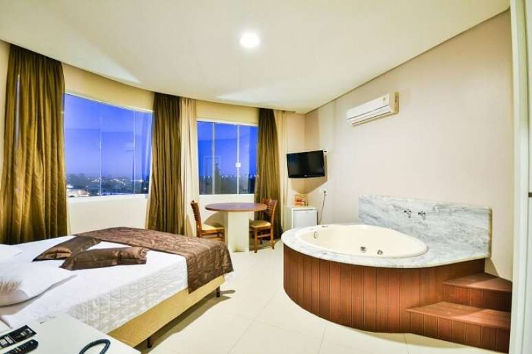 9. Projeto de quarto com banheira simples de hidromassagem. Fonte: Bender Arquitetura