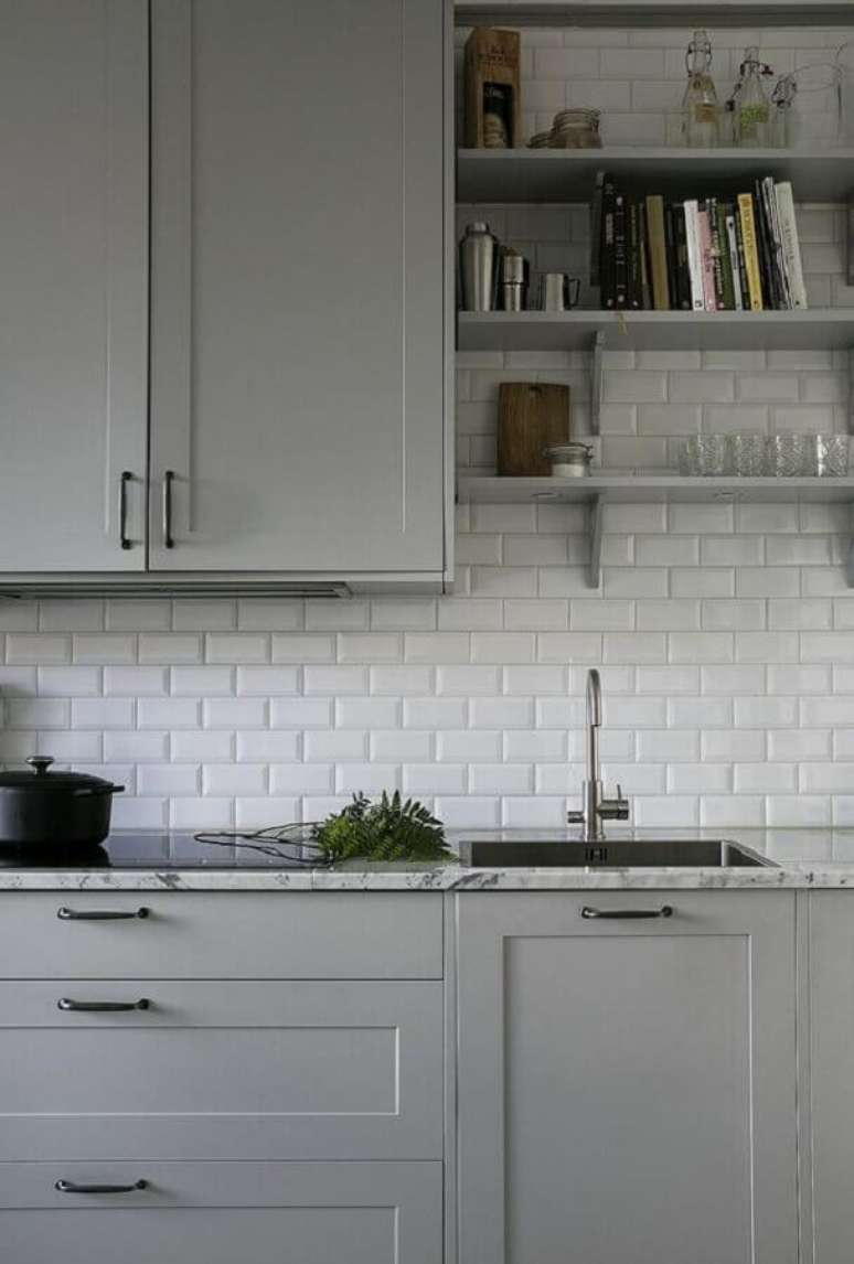 33. Azulejo tijolinho branco para decoração de cozinha cinza clássica – Foto: Coco Lapine Design