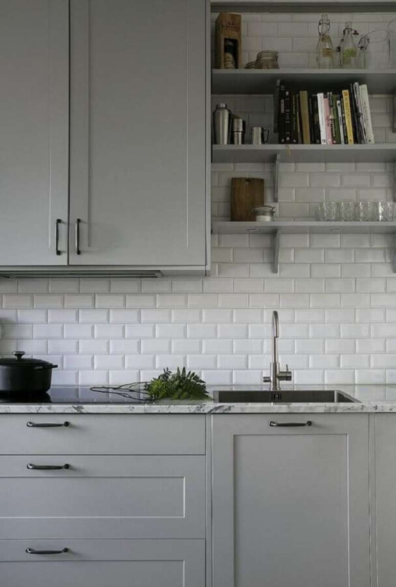 33. Azulejo tijolinho branco para decora&ccedil;&atilde;o de cozinha cinza cl&aacute;ssica &ndash; Foto: Coco Lapine Design