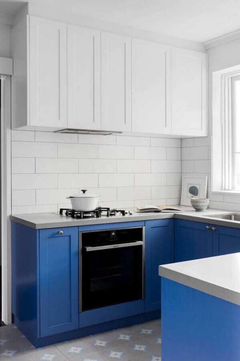 17. Azulejo branco para cozinha em U decorada com gabinete azul – Foto: Houzz