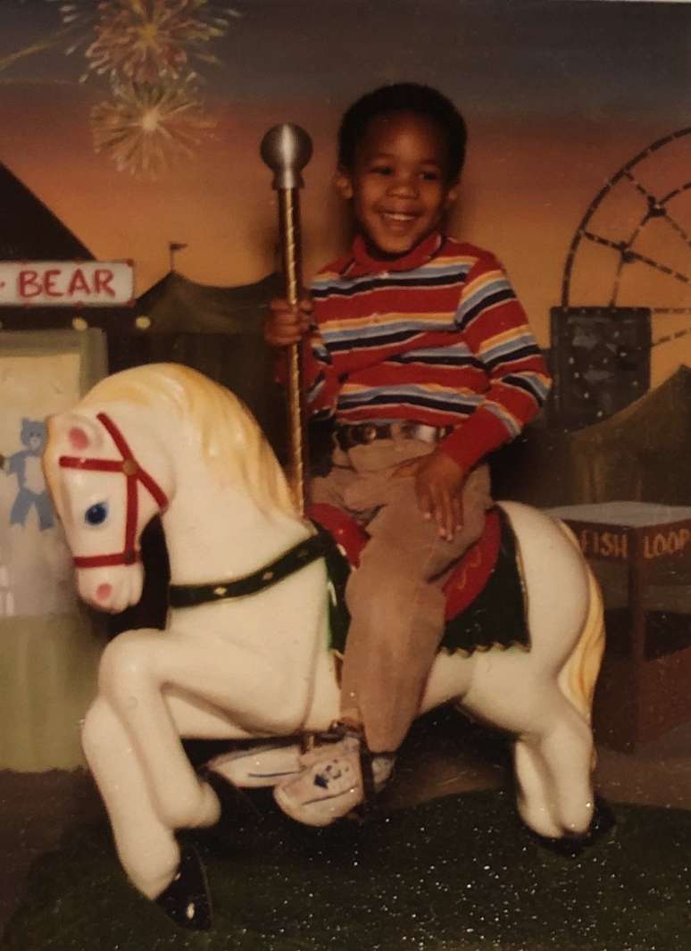 Segundo seus pais, Jones cresceu como um menino estudioso, que frequentava a Igreja e gostava de praticar esportes. Mas, no ano do assassinato, ele havia se envolvido em alguns crimes menores, como furtos