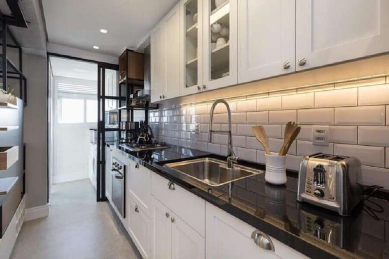 25. Azulejo branco para decorado de cozinha corredor planejada – Foto: Natalia de Bona