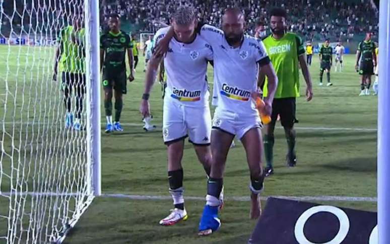 Chay saiu carregado da partida entre Botafogo e Goiás Foto: Reprodução / Premiere FC