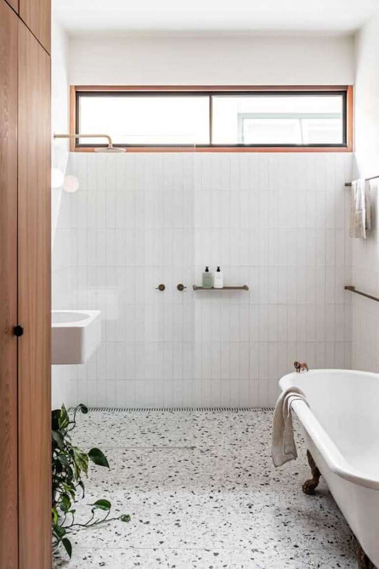 26. Azulejo para banheiro branco decorado com box de vidro e banheira de imersão – Foto: Lunchbox Architect