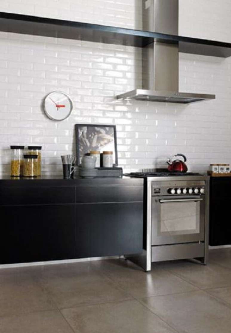 46. Cozinha preta e branca simples decorada com azulejo tijolinho branco – Foto: Portobello