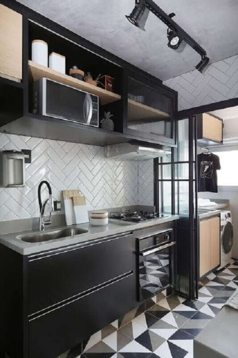 3. Decoração de cozinha preta pequena com azulejo branco – Foto: Jeito de Casa