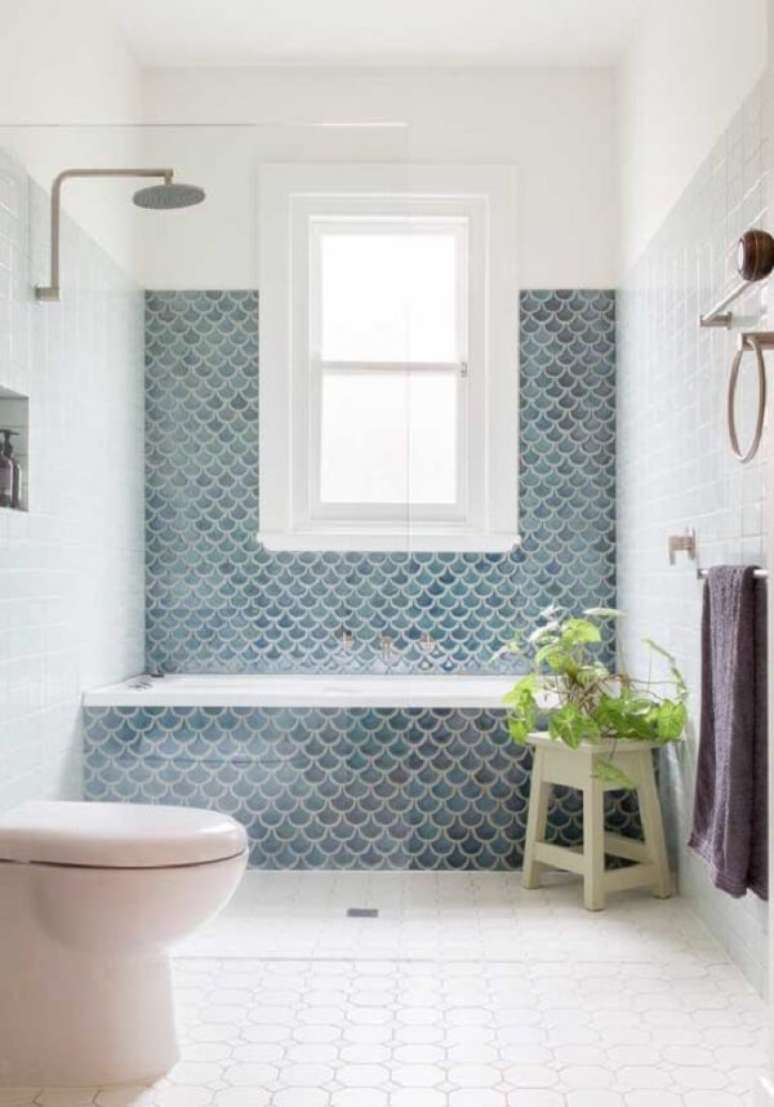 15. O revestimento da parede trouxe um charme especial para a decora&ccedil;&atilde;o da banheira simples. Fonte: Decor F&aacute;cil