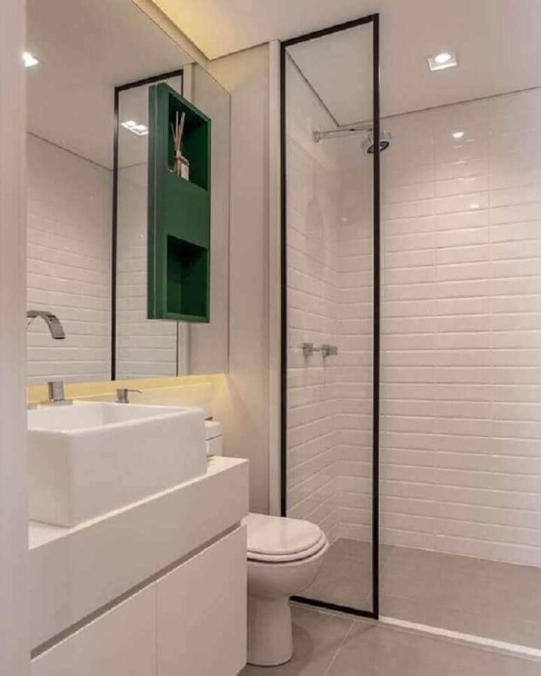 56. Decoração moderna com azulejo para banheiro branco com nicho verde – Foto: Decor Fácil