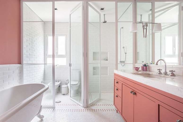 36. Banheiro branco e rosa decorado com banheira de imersão e azulejo tijolinho branco – Foto: Suite Arquitetos