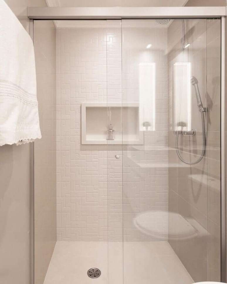 37. Banheiro decorado com azulejo branco e box de vidro – Foto: Monise Rosa