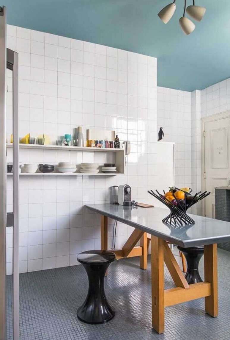 55. Decora&ccedil;&atilde;o de cozinha simples com azulejo branco &ndash; Foto: Isadora Fabian