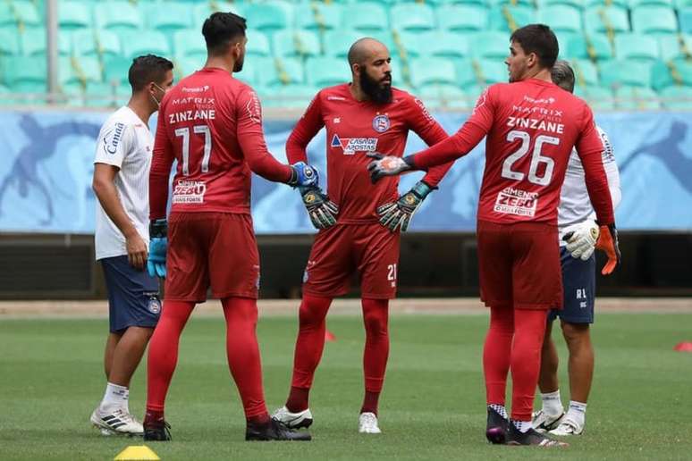 Danilo ao lado dos outros goleiros do elenco tricolor (Felipe Oliveira/EC Bahia)