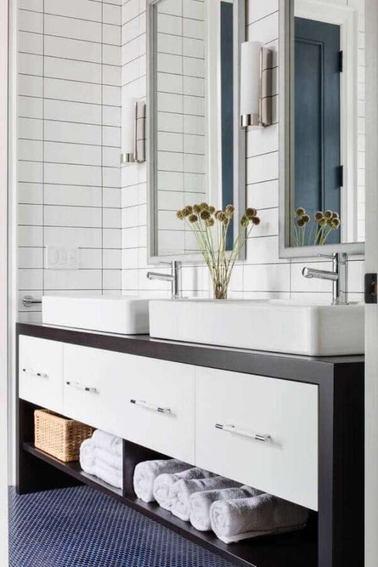 10. Azulejo branco para banheiro decorado com luminária de parede – Foto: Homedit