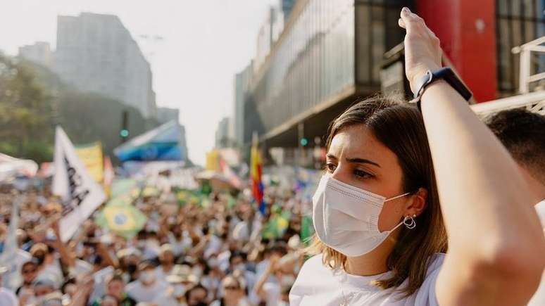 Tabata em ato contra Bolsonaro; deputada diz que apoiará Lula caso petista enfrente atual presidente no segundo turno