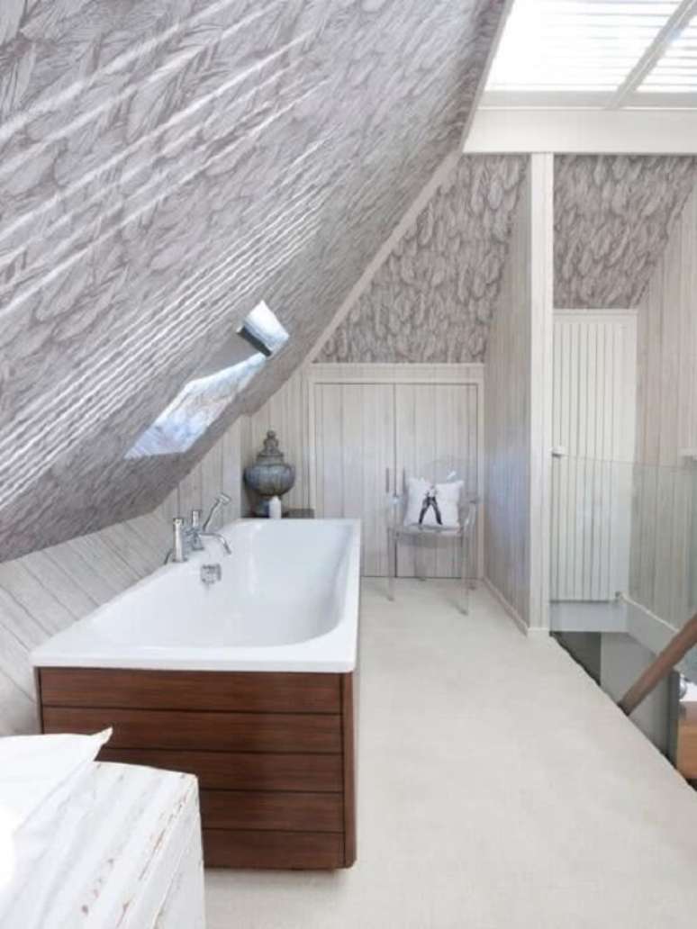 27. Modelo de banheira com suporte simples de madeira. Fonte: Decor F&aacute;cil