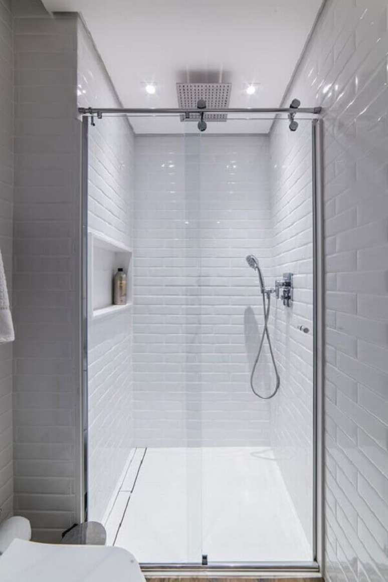 48. Decoração clean para banheiro pequeno com azulejo branco – Foto: Pietro Terlizzi Arquitetura