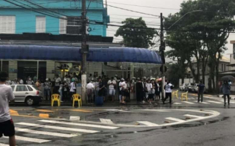 Torcida usou toldos para se abrigar da chuva (Foto: Pedro Alvarez)