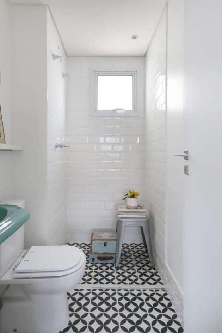 14. Azulejo branco para banheiro pequeno decorado com piso preto e branco – Foto: Archtrends