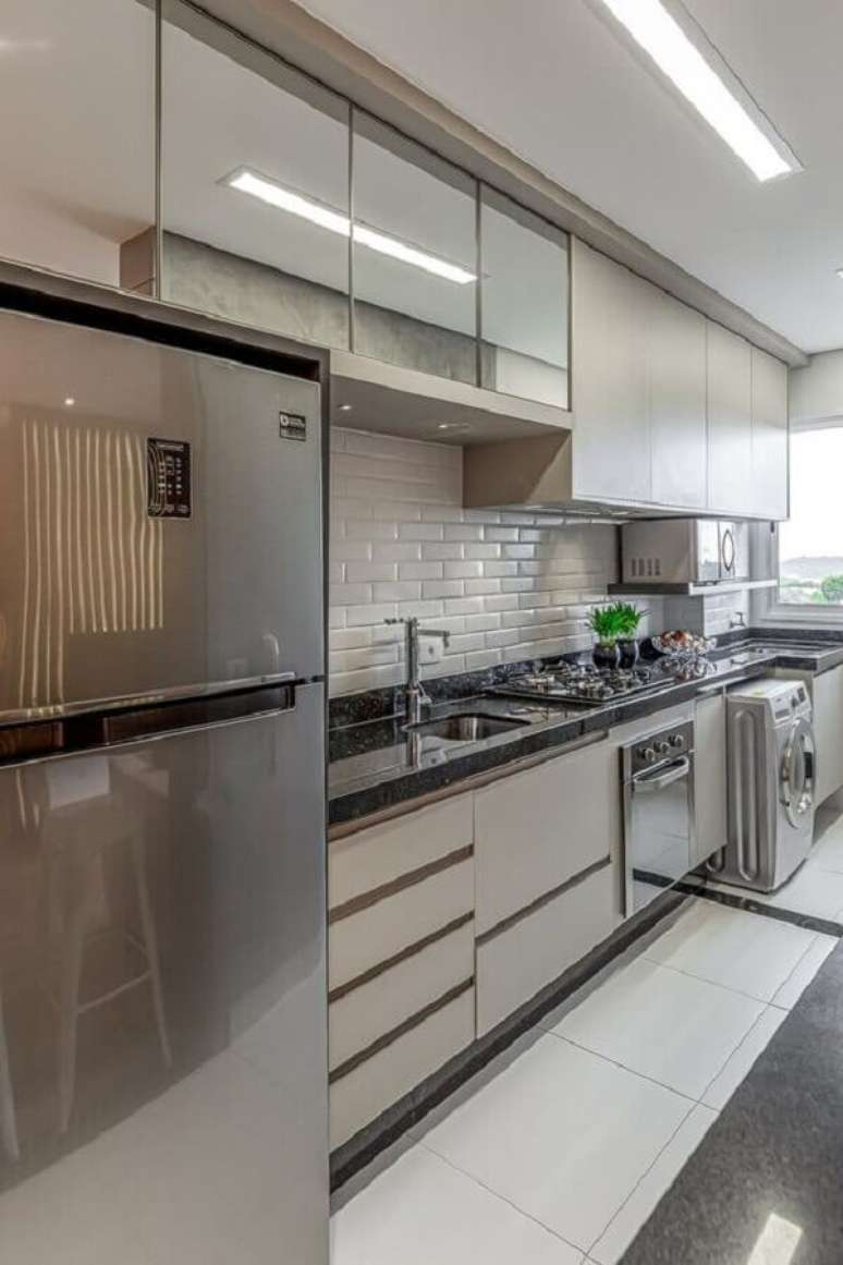16. Azulejo branco para cozinha de apartamento decorada com armário planejado cinza – Foto: RP Guimarães