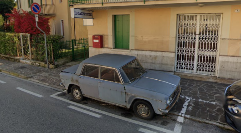 Carro estacionado por 47 anos no mesmo local é removido na Itália