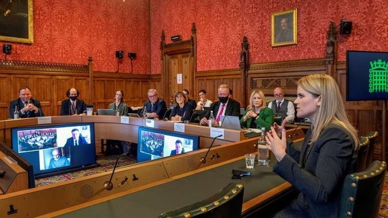 "Ningu&eacute;m cobra responsabilidades de Mark(Zuckerberg) al&eacute;m dele pr&oacute;prio", disse recentemente Frances Haugen, ex-funcion&aacute;ria do Facebook e agora informante, vista acima em sess&atilde;o no Parlamento brit&acirc;nico nesta quinta-feira