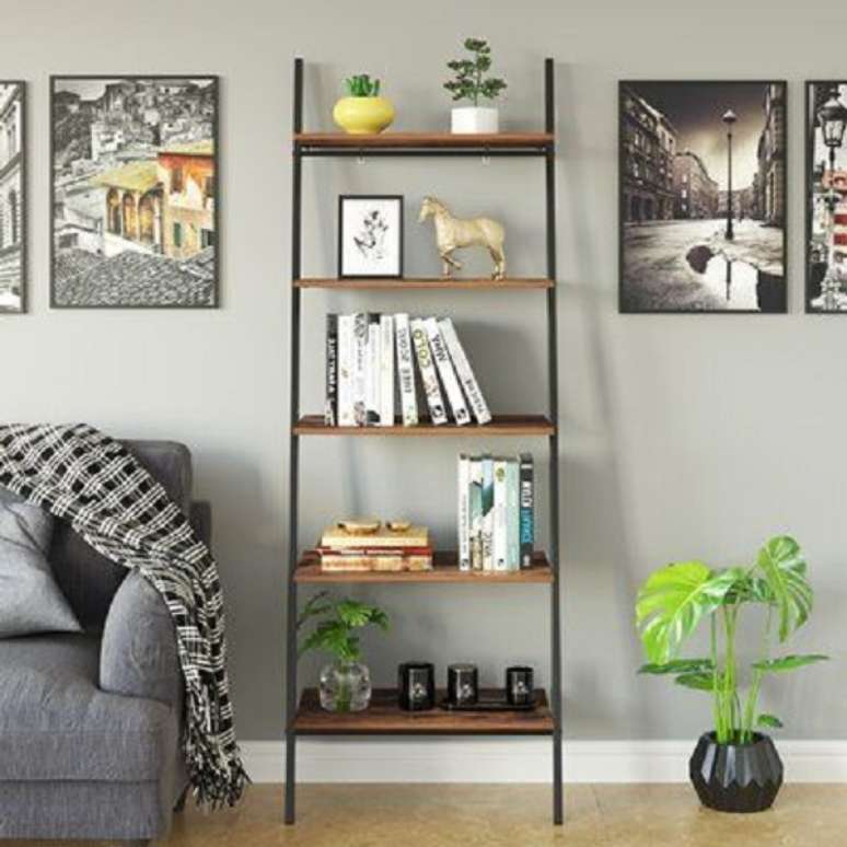 54. Sala com estante organizadora ao lado do sofá – Foto Wayfair