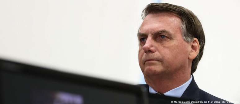 Bolsonaro associou falsamente vacinas contra covid ao risco de desenvolver aids em live, excluída por redes sociais