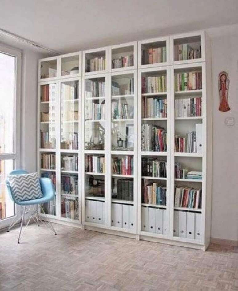3. Cantinho de leitura clean decorado com armário para livros fechado com portas de vidro Foto Valente Empreendimentos e Participações