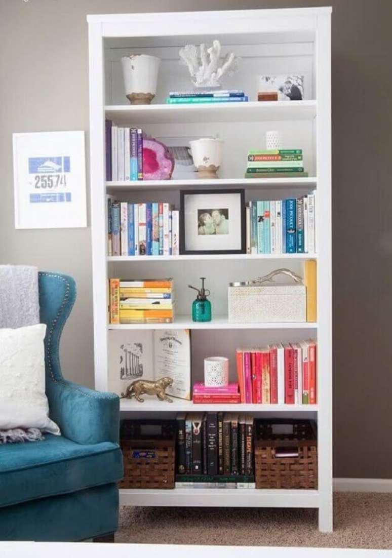 10. Armário para colocar livros para decoração de cantinho de leitura simples – Foto: Total Construção