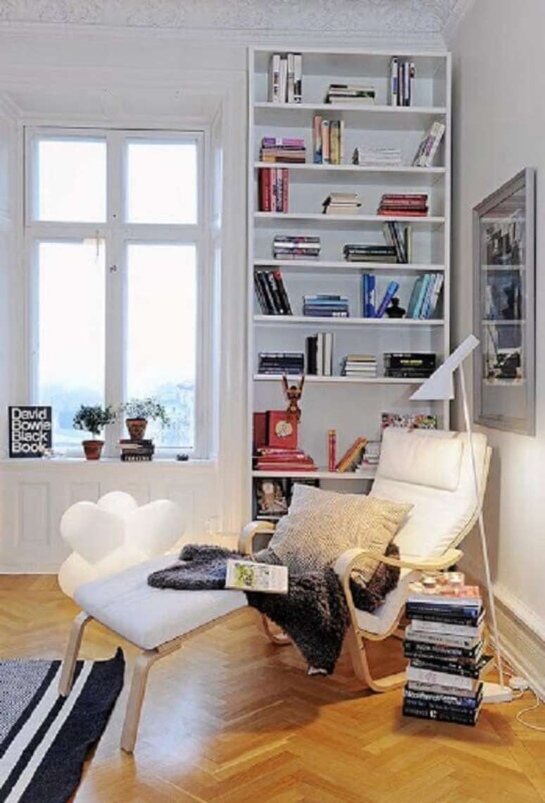 6. Cantinho de leitura simples decorado com poltrona confortável e armário para livros – Foto: Modelo Empreendimentos