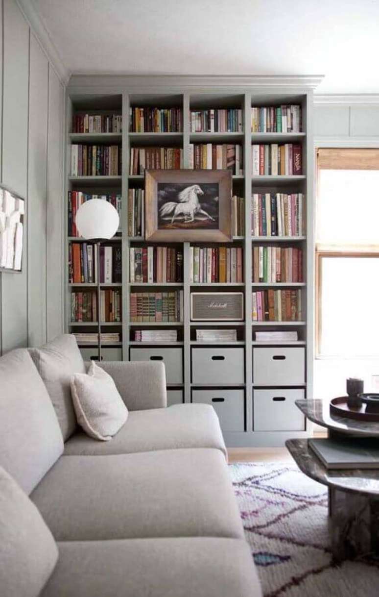 47. Sala cinza decorada com amarido para livros de nichos &ndash; Foto: Houzz