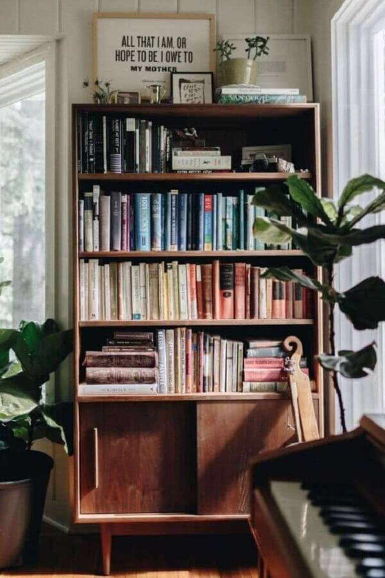 55. Sala simples decorada com armário para colocar livros de madeira pequeno – Foto: Casa Vogue