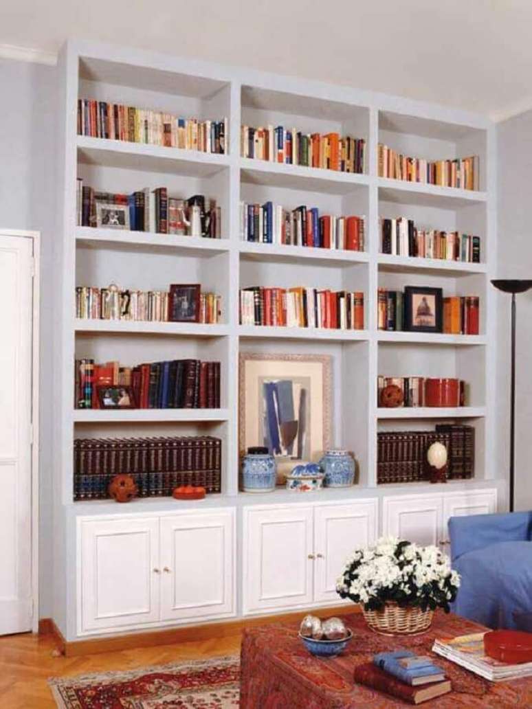 48. Sala de estar decorada com armário para livros planejado – Foto: MiCasa Revista