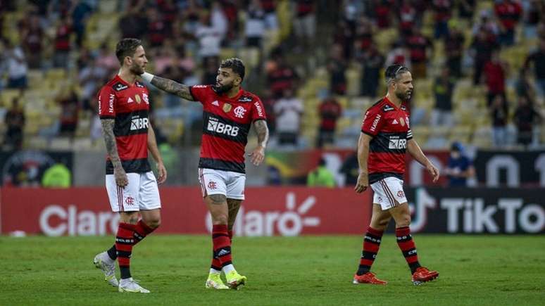 Gabigol (ao centro) durante a eliminação para o Athletico (Foto: Marcelo Cortes / Flamengo)