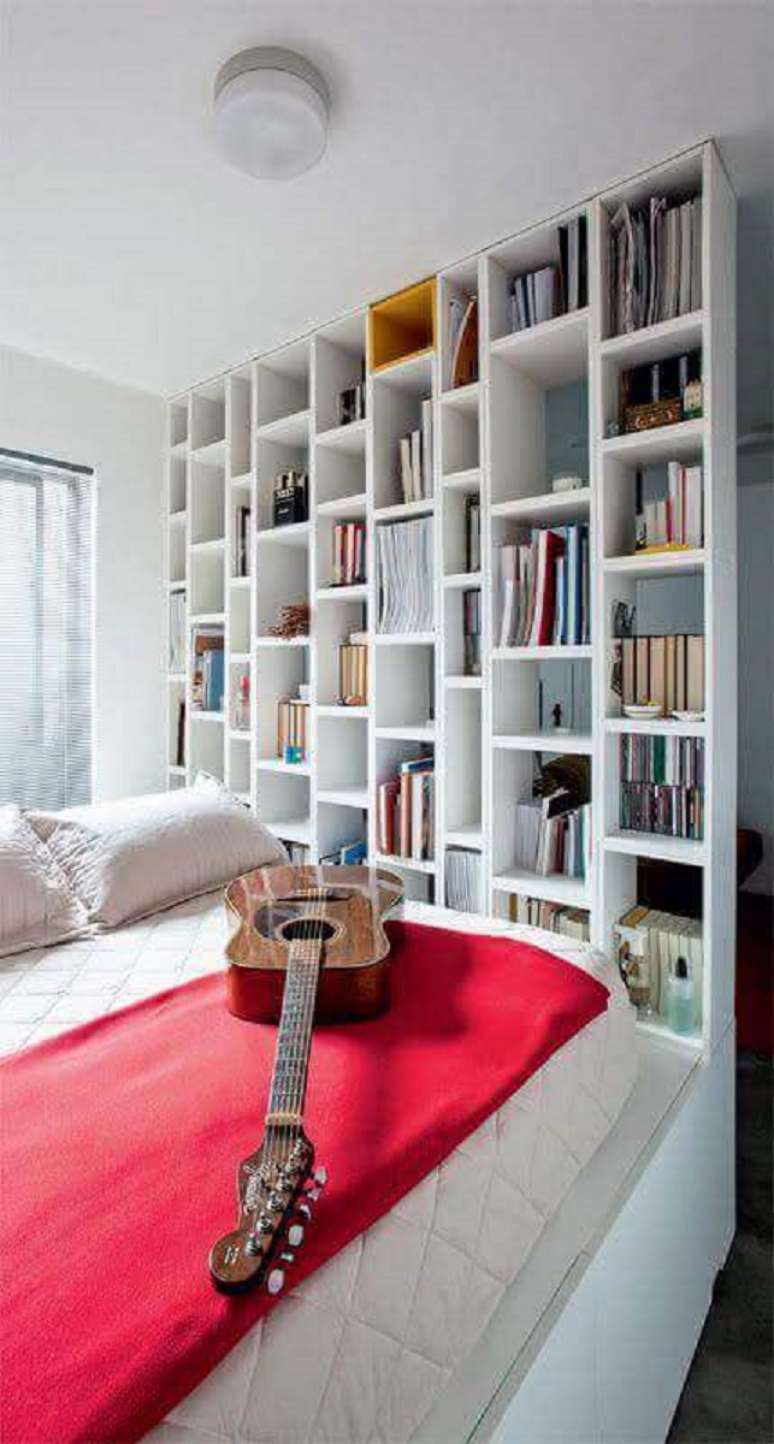 28. Decoração com armário de livros para quarto branco planejado – Foto: Arquiteto Vitor Hugo Rebello Junior
