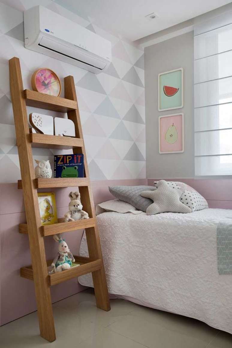 23. Estante escanda no quarto infantil organizado – Foto Casa de Valentina