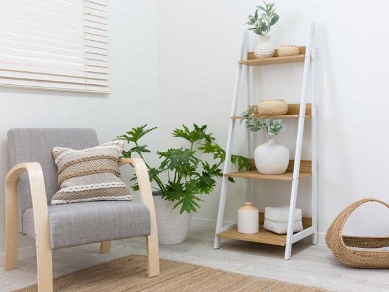 19. Estante cavalete de madeira para sala de estar clean e arrumada – Foto Nimvo