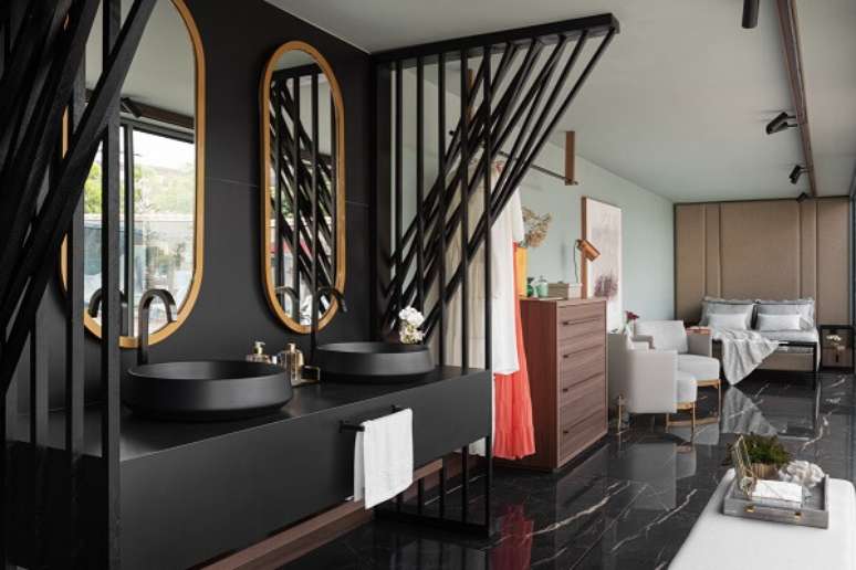 11. Su&iacute;te com cuba dupla para banheiro na cor preta e espelhos dourados &ndash; Foto Camila Santos e Projeto de Cyane Zoboli