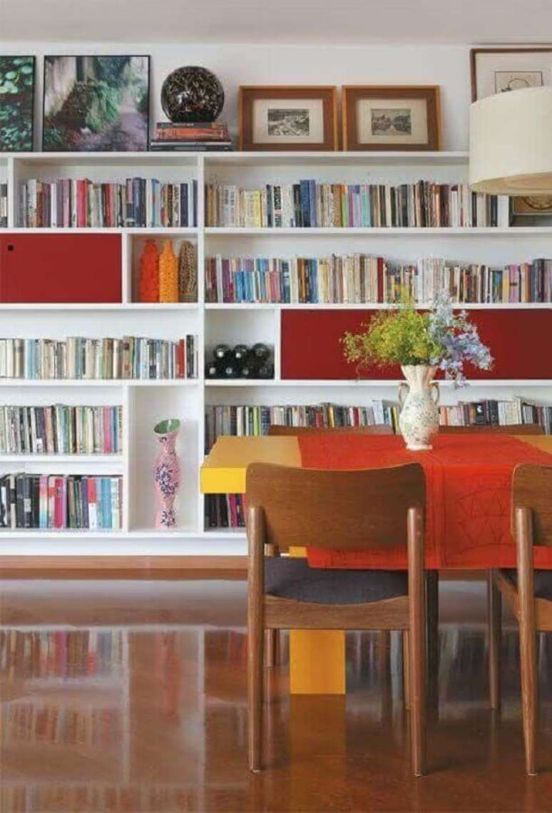 17. Armário para livros planejado com nichos para decoração de sala de jantar – Foto: Decor Fácil