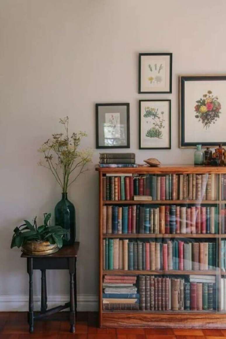 41. Decora&ccedil;&atilde;o simples com arm&aacute;rio para livros de madeira pequeno &ndash; Foto: Archilovers