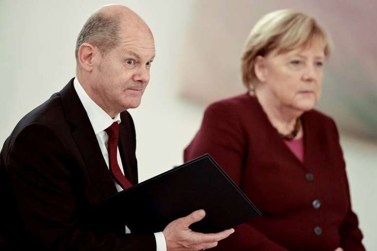 Candidato social-democrata à chanceler da Alemaha, Olaf Scholz, ao lado da chanceler alemã, Angela Merkel, em Berlim
26/10/2021 REUTERS/Hannibal Hanschke