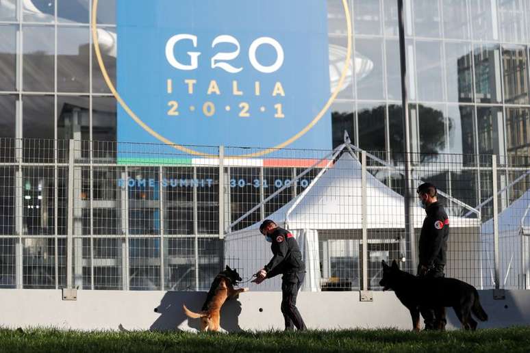 Policiais inspecionam área que abriga centro de convenções que receberá cúpula do G20 em Roma, na Itália
27/10/2021 REUTERS/Yara Nardi