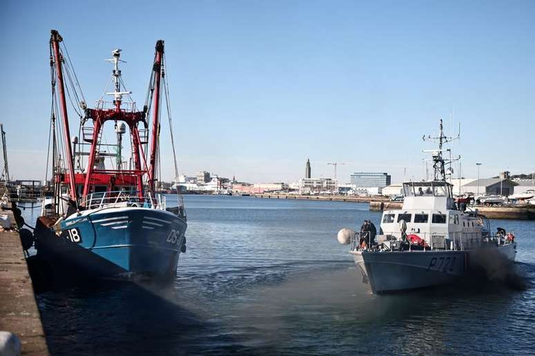Navio de patrulha da França e barco pesqueiro do Reino Unido em Le Havre
28/10/2021 REUTERS/Sarah Meyssonnier
