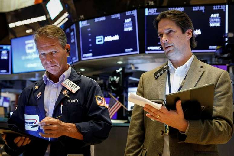Traders trabalham no pregão da NYSE em Nova York
18/10/2021
REUTERS/Brendan McDermid