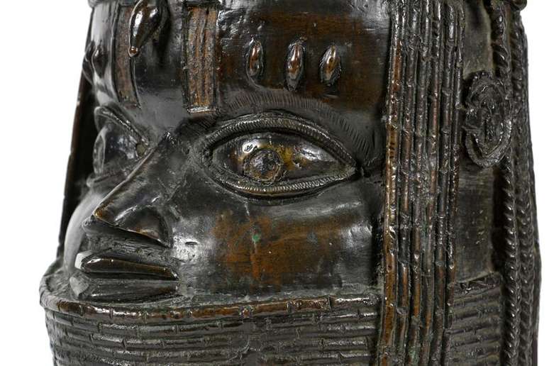 Escultura em bronze que representa o ob&aacute; (rei) de Benin devolvida &agrave; Nig&eacute;ria pela Universidade de Aberdeen, na Esc&oacute;cia
Mar&ccedil;o de 2021 Kalyan Veera/Divulga&ccedil;&atilde;o via REUTERS