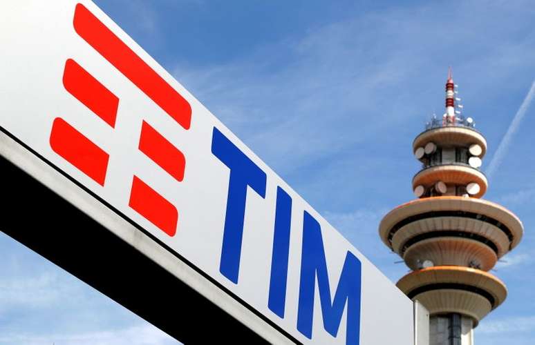 Logotipo da Telecom Italia é visto em seus escritórios no bairro de Rozzano, em Milão, Itália
25/05/2016
REUTERS/Stefano Rellandini