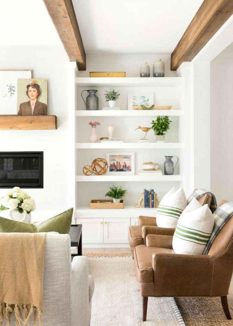 64. Sala neutra decorada com estante organizadora para livros – Foto Scout And Nimble