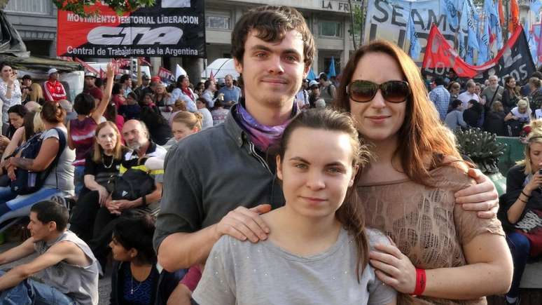 Billie, Jemma e Alex na Argentina, onde foram visitar a mulher que cuidou deles quando crianças, em 2017