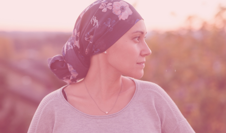 mulher com len&ccedil;o na cabe&ccedil;a